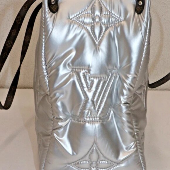Louis Vuitton Econyl Onthego GM Pillow Silver Bag Puffer Giant Flower Monogram - Picture 9 of 14